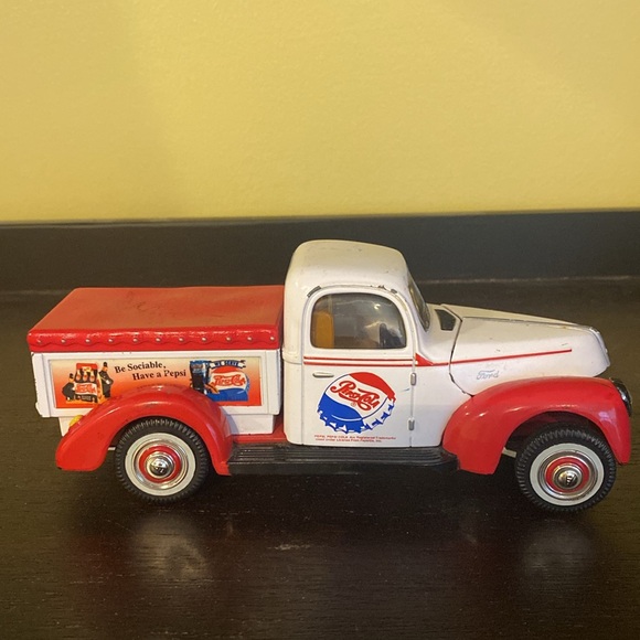 1940’s Ford Pepsi Cola die cast truck toy. Still rolls, axels move, hood lifts. - Picture 5 of 8